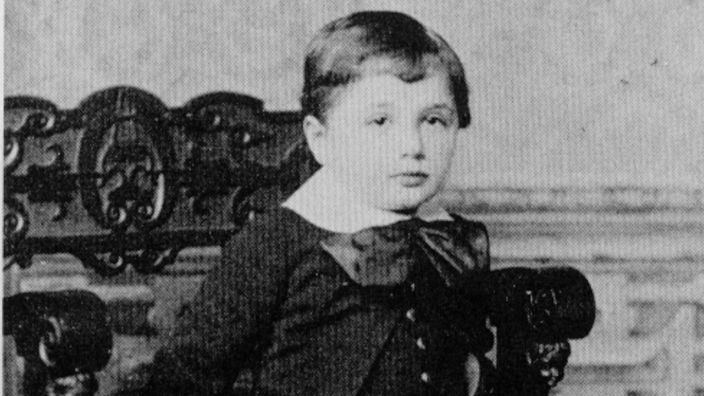 Der vierjährige Albert Einstein 1883 im Sonntagsanzug beim Fotografen.