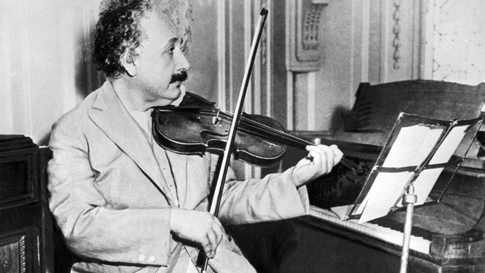 Schwarzweiß-Foto von 1931: Albert musiziert in Princeton, New Jersey.