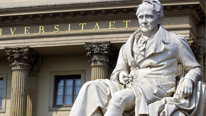 Das Humboldt-Denkmal vor der Humboldt-Universität in Berlin | Bildquelle: dpa Picture-Allinace/Tim Brakemeier Das Humboldt-Denkmal vor der Humboldt-Universität in Berlin