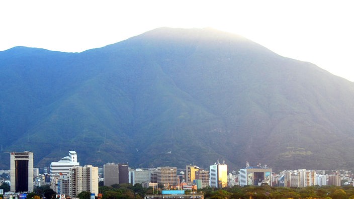 Hochhäuser von Caracas, dahinter ein Berg