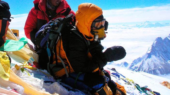 Bergsteiger auf dem Gipfel des Mount Everest.