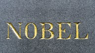 Das Wort "Nobel" in goldenen Buchstaben auf Alfred Nobels Grabstein