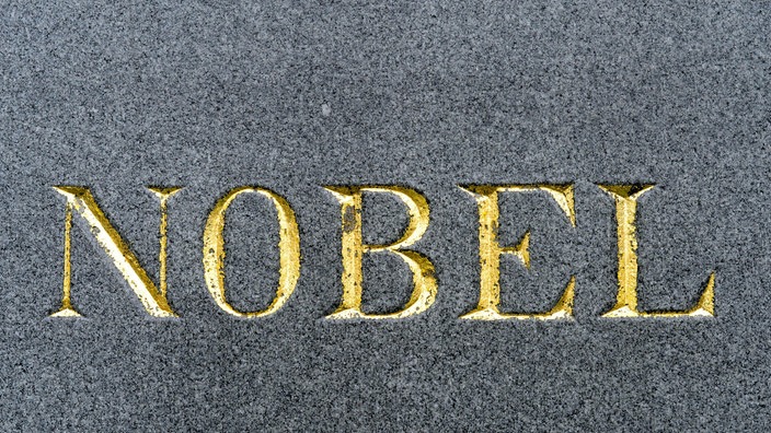 Das Wort "Nobel" in goldenen Buchstaben auf Alfred Nobels Grabstein