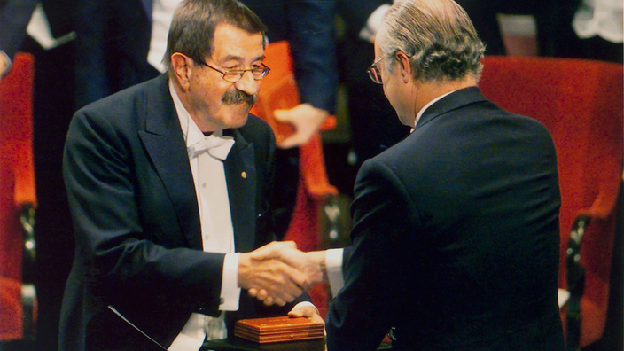 Günter Grass, im Frack mit Brille und Schnauzer, nimmt den Nobelpreis entgegen | Bildquelle: dpa Günter Grass, im Frack mit Brille und Schnauzer, nimmt den Nobelpreis entgegen