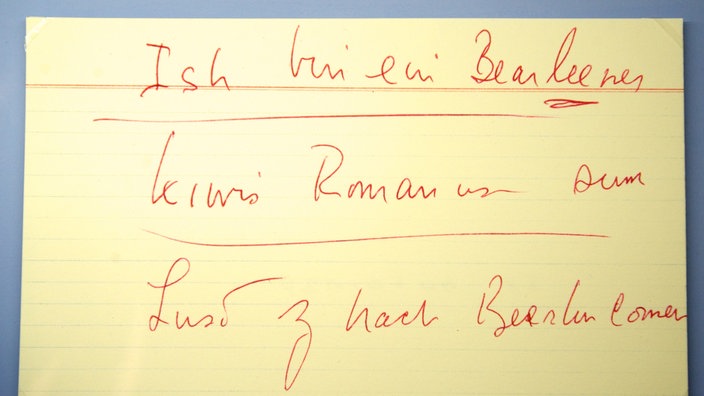 Eine Karteikarte, auf US-Präsident John F. Kennedy seine berühmten Worte "Ich bin ein Berliner" in Lautschrift notiert hat | Bildquelle: picture alliance / dpa Eine Karteikarte, auf US-Präsident John F. Kennedy seine berühmten Worte "Ich bin ein Berliner" in Lautschrift notiert hat