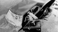 Ted Kennedys Auto liegt nach dem Unfall im Wasser, ein Taucher untersucht den Wagen