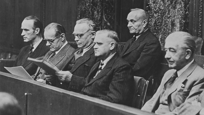 Archivbild: Alfried Krupp (links) und Krupp-Direktoren auf der Anklagebank in Nürnberg.