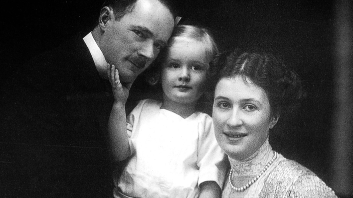 Schwarzweiß-Foto von Bertha Krupp von Bohlen und Halbach mit ihrem Mann Gustav und dem ältesten Sohn Alfried im Kleinkindalter.