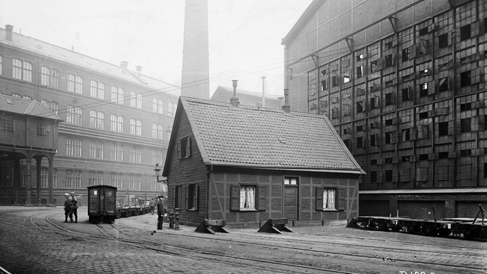 Das kleine Stammhaus der Familie Krupp auf dem Fabrikgelände, im Hintergrund Fabrikhallen.