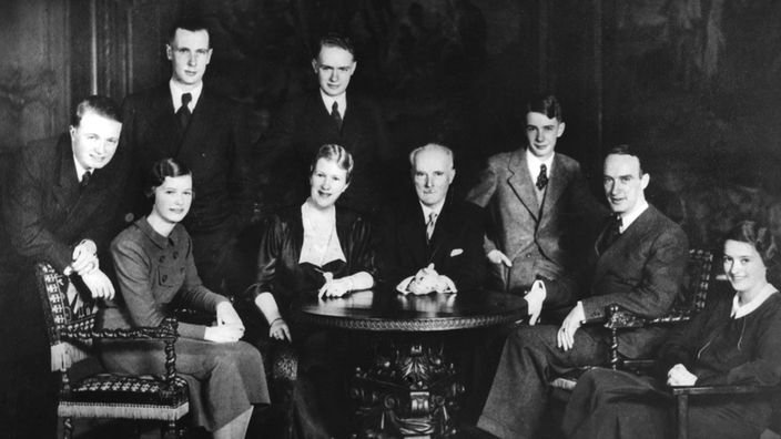 Schwarzweiß-Foto des Ehepaars Bertha und Gustav Krupp von Bohlen und Halbach mit ihren sieben Kindern im Jahr 1936.