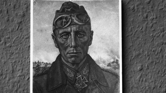 schwarz-weiß-Aufnahme: Postkarte von Rommel in Uniform.
