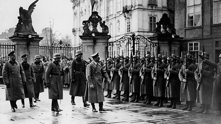 schwarz weiß-Aufnahme von Hitler auf der Prager Burg, März 1939. | Bildquelle: Imago schwarz weiß-Aufnahme von Hitler auf der Prager Burg, März 1939.