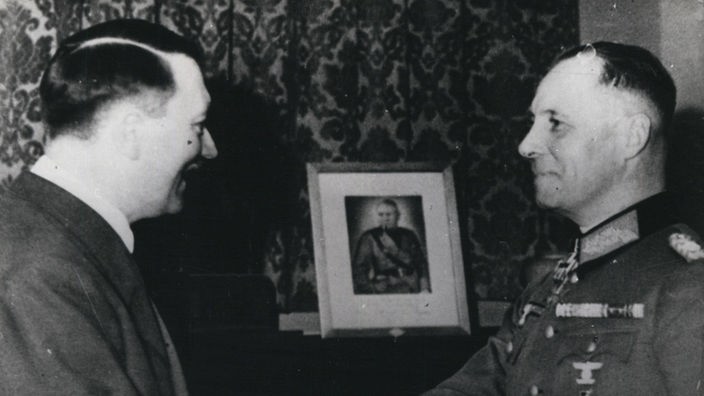 schwarz-weiß-Aufnahme Erwin Rommel und Adolf Hitler.