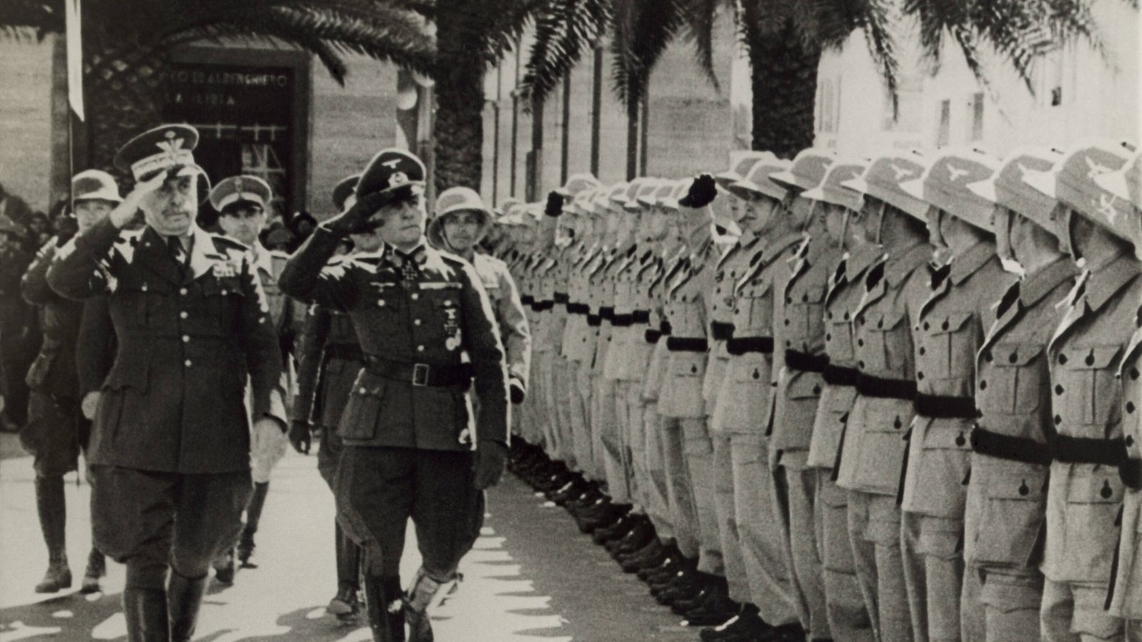 schwarz-weiß-Aufnahme Rommel bei einer Truppeninspektion in Nordafrika.