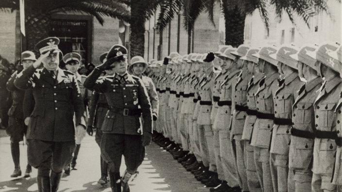 schwarz-weiß-Aufnahme Rommel bei einer Truppeninspektion in Nordafrika. | Bildquelle: Imago schwarz-weiß-Aufnahme Rommel bei einer Truppeninspektion in Nordafrika.