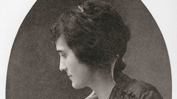 Schwarz-weiß-Aufnahme von Lucia Maria Mollin. | Bildquelle: imago Schwarz-weiß-Aufnahme von Lucia Maria Mollin.