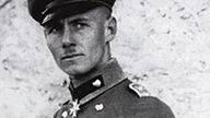 schwarz-weiß-Aufnahme von Erwin Rommel mit dem Tapferkeitsorden.