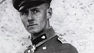 schwarz-weiß-Aufnahme von Erwin Rommel mit dem Tapferkeitsorden. | Bildquelle: wiki: gemeinfre schwarz-weiß-Aufnahme von Erwin Rommel mit dem Tapferkeitsorden.