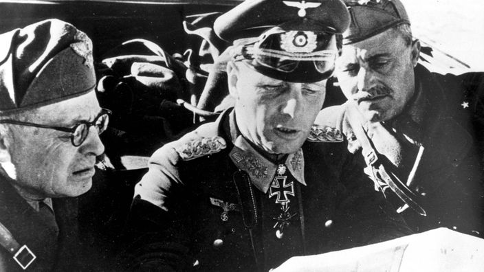 schwarz-weiß-Aufnahme von Erwin Rommel mit zwei Soldaten.