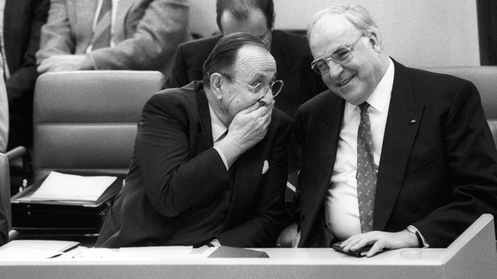 Helmut Kohl und Hans-Dietrich Genscher 1990 im Bundestag. | Bildquelle: imago Helmut Kohl und Hans-Dietrich Genscher 1990 im Bundestag.