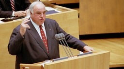 Helmut Kohl am Rednerpult 1998.