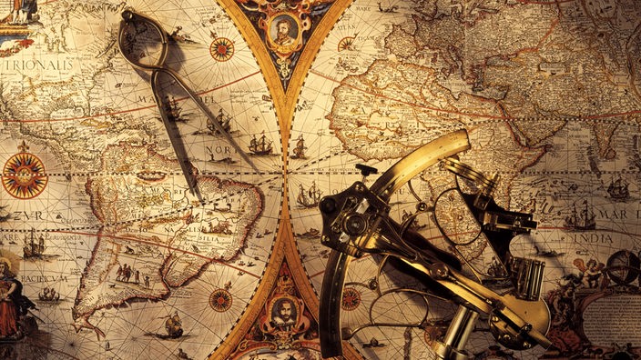 Weltkarte mit nautischen Instrumenten