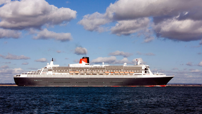 Das Passagierschiff "Queen Mary II" läuft aus dem Hafen aus.
