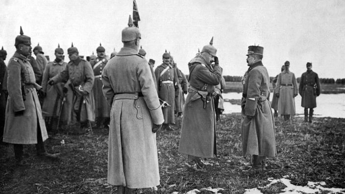 Kaiser Wilhelm II. bei einem Besuch der deutschen und österreichisch-ungarischen Truppen in Galizien.