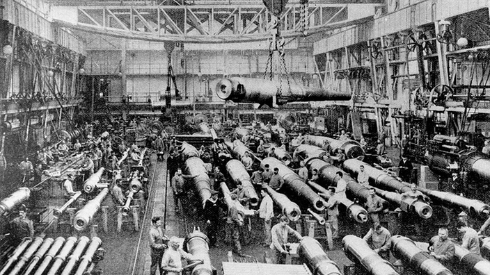 Arbeiter bei der Herstellung von Kanonen in der Krupp