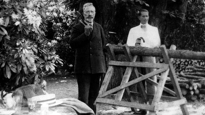 Kaiser Wilhelm II. bei Holzarbeit im Park