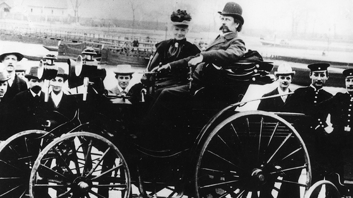 Karl Benz mit Gattin Berta am Steuer seines Kraftwagens