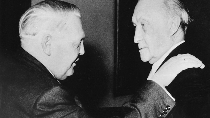 Konrad Adenauer im Gespräch mit Ludwig Erhard 1953.