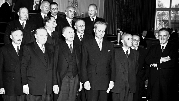 Konrad Adenauer (3.v.l.) mit dem Bundeskabinett, aufgenommen am Tag seiner Vereidigung zum ersten Kanzler der Bundesrepublik Deutschland.