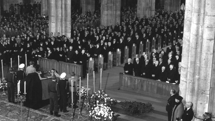 Trauergottesdienst in Köln 1967.In der ersten Reihe unter anderem Adenauers Kinder und Enkel, Charles de Gaulle, Lyndon B. Johnson und Kurt Georg Kiesinger.