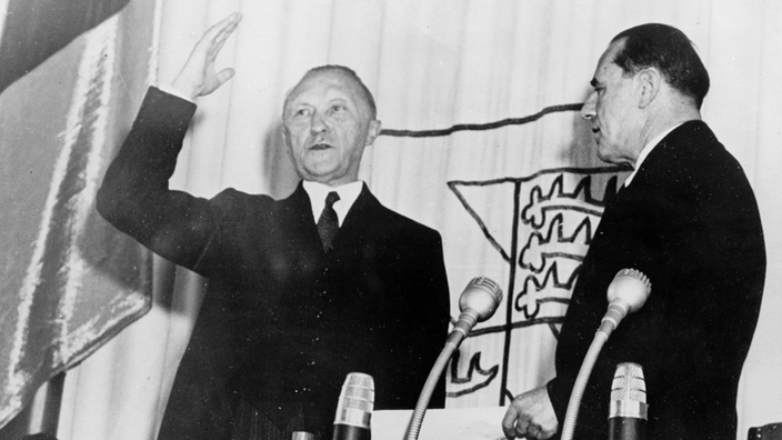 Vereidigung Adenauers durch den Bundestagspraesidenten Erich Koehler am 15. September 1949.
