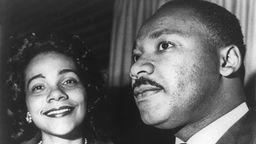 Schwarzweiß-Foto: Martin Luther King mit seiner Ehefrau Coretta