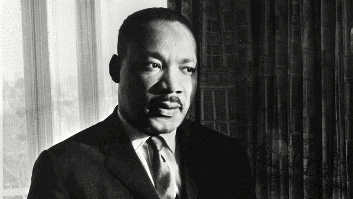 Schwarzweiß-Porträt von Martin Luther King | Bildquelle: Imago/United Archives Schwarzweiß-Porträt von Martin Luther King