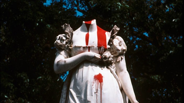 Statue von Joséphine de Beauharnais, mit abgeschlagenem Kopf, beschmiert mit roter Farbe