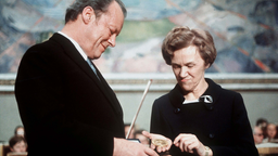 Die Vorsitzende des Nobelpreis-Komitees, Aase Lionaes, überreicht dem deutschen Bundeskanzler Willy Brandt Urkunde und Medaille des Friedens-Nobelpreises. Aufgenommen am 10. Dezember 1971 in der Aula der Universität von Oslo
