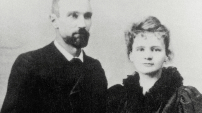 Ein schwarz-weiß Portrait des Forscherpaares Marie und Pierre Curie im Jahr 1895.
