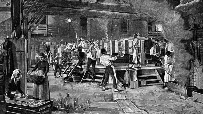 Schwarz-weiß-Zeichnung: Arbeiter in einer Glashütte