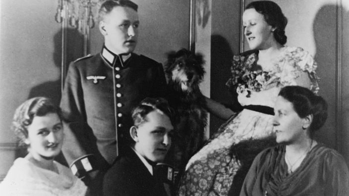 Siegfrieds Frau Winifred Wagner und ihre vier Kinder 1938