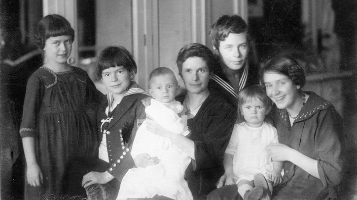 Katia Mann mit ihren Kindern | Bildquelle: WDR/dpa/Keystone/Thomas-Mann-Archiv Katia Mann mit ihren Kindern