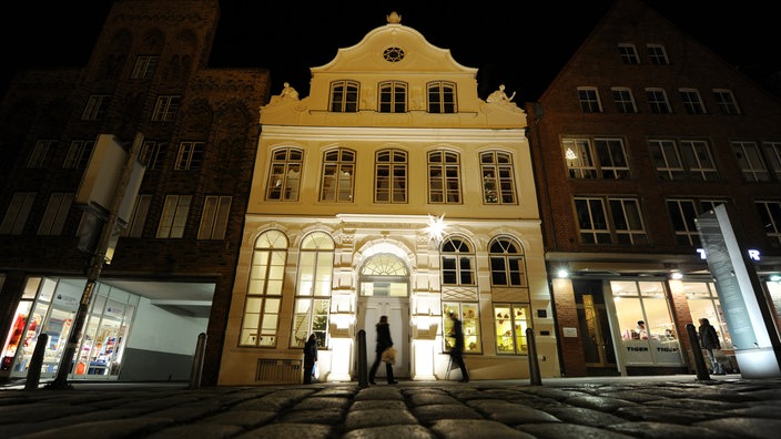 Nächtlich erleuchtetes Buddenbrook-Haus in Lübeck | Bildquelle: dpa/Angelika Warmuth Nächtlich erleuchtetes Buddenbrook-Haus in Lübeck