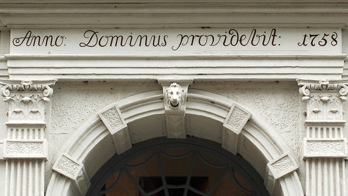 Geschwungene Inschrift 'dominus providebit / Anno 1758' auf dem weißen Türsturz des Buddenbrook-Hauses. | Bildquelle: dpa Geschwungene Inschrift 'dominus providebit / Anno 1758' auf dem weißen Türsturz des Buddenbrook-Hauses.
