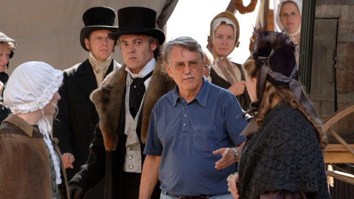 Regisseur Heinrich Breloer mit kostümierten Schauspielern am Filmset. | Bildquelle: WDR/Warner Bros./Bavaria Film/Stefan Falke Regisseur Heinrich Breloer mit kostümierten Schauspielern am Filmset.