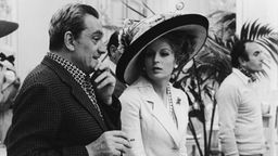 Schwarzweiß-Foto: Luchino Visconti bespricht sich mit Schauspielerin