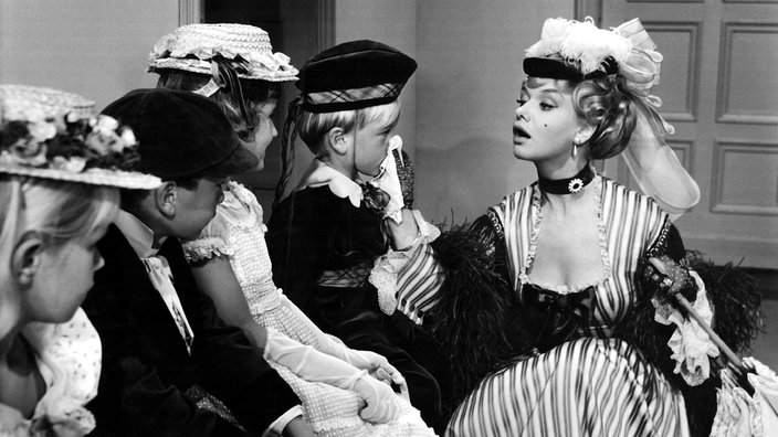 Szene aus dem Film "Die Buddenbrooks" von 1959 | Bildquelle: Interfoto/Lu Wortig Szene aus dem Film "Die Buddenbrooks" von 1959