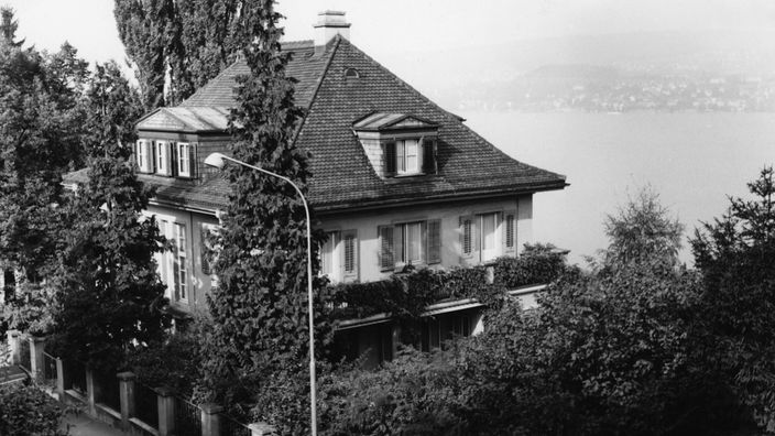 Schwarzweiß-Foto einer Villa am See