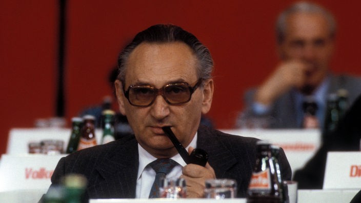 Der Politiker Egon Bahr mit Pfeife in einer Konferenz